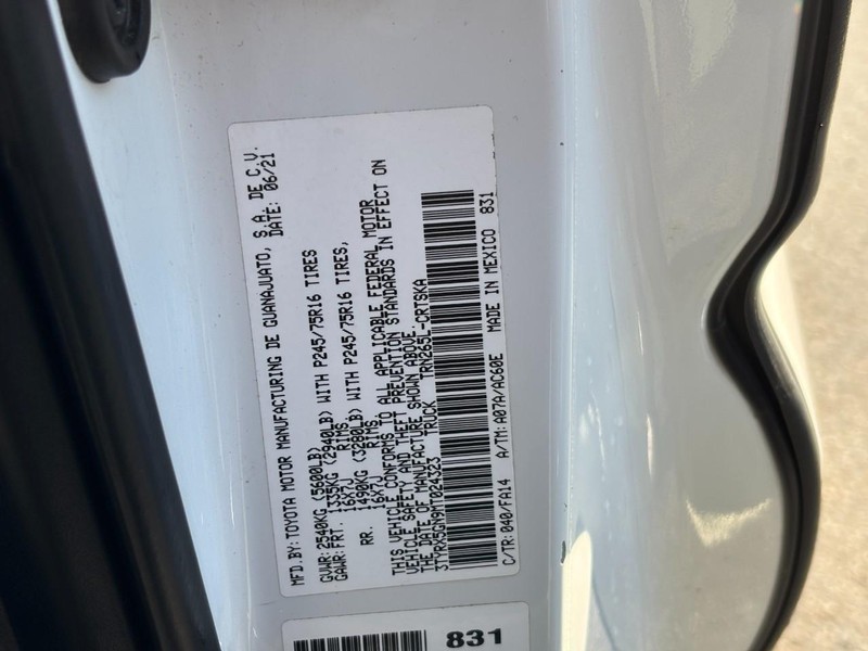 Toyota Tacoma 2WD Vehicle Full-screen Gallery Image 21