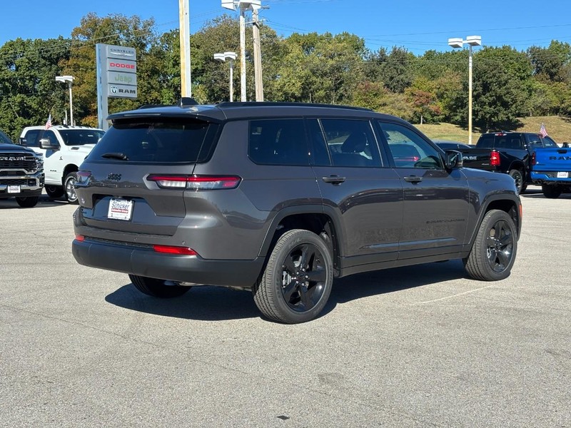 Jeep Grand Cherokee L Vehicle Full-screen Gallery Image 03