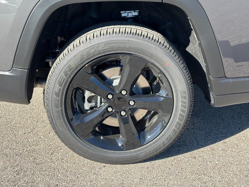 Jeep Grand Cherokee L Vehicle Full-screen Gallery Image 04