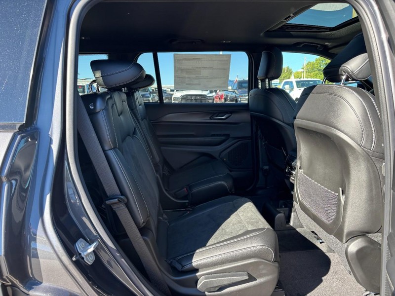 Jeep Grand Cherokee L Vehicle Full-screen Gallery Image 05