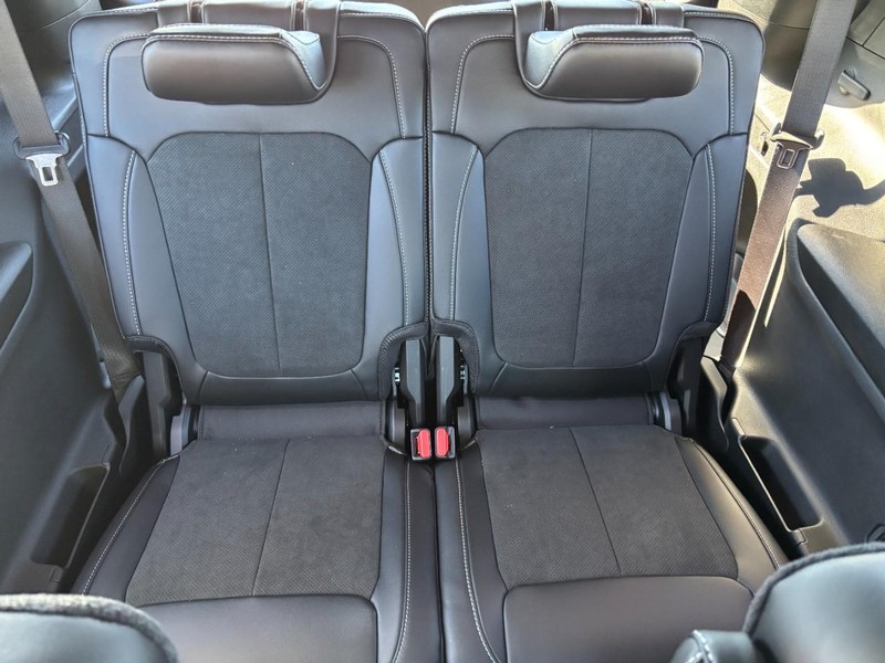 Jeep Grand Cherokee L Vehicle Full-screen Gallery Image 06