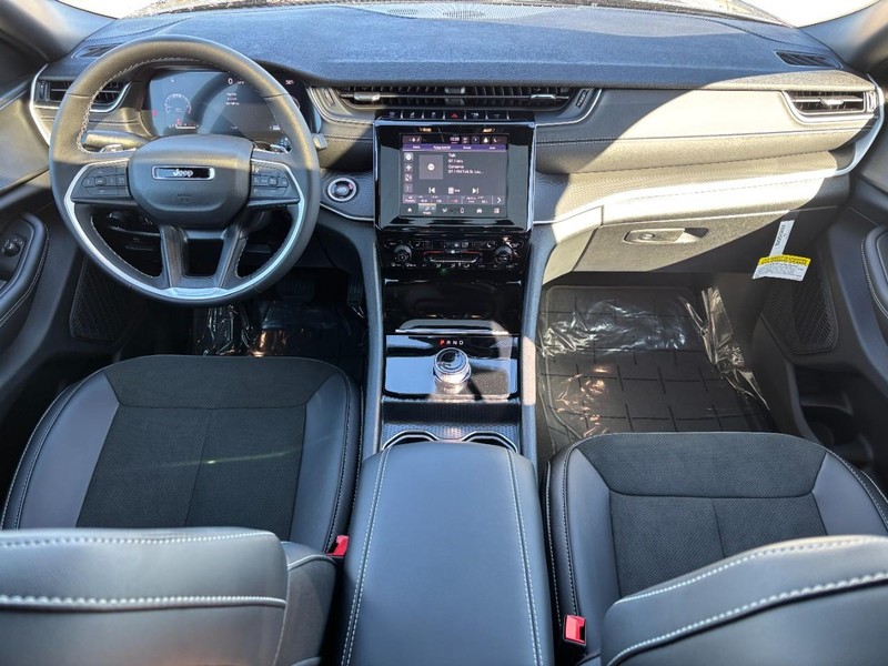 Jeep Grand Cherokee L Vehicle Full-screen Gallery Image 07