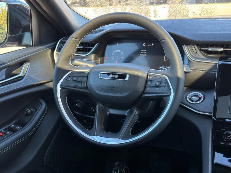 Jeep Grand Cherokee L Vehicle Full-screen Gallery Image 08