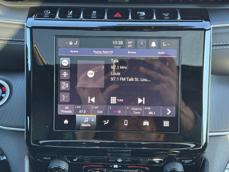 Jeep Grand Cherokee L Vehicle Full-screen Gallery Image 09