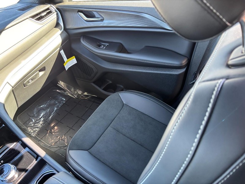 Jeep Grand Cherokee L Vehicle Full-screen Gallery Image 11