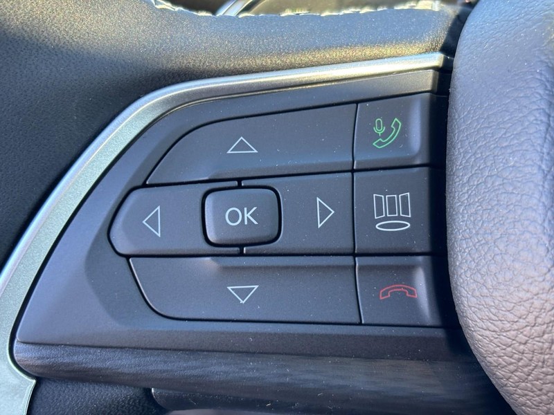 Jeep Grand Cherokee L Vehicle Full-screen Gallery Image 13