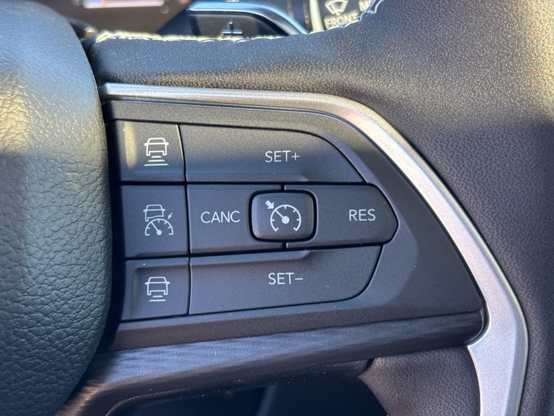 Jeep Grand Cherokee L Vehicle Full-screen Gallery Image 14