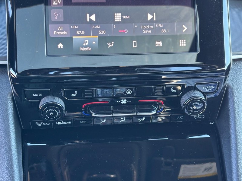 Jeep Grand Cherokee L Vehicle Full-screen Gallery Image 18