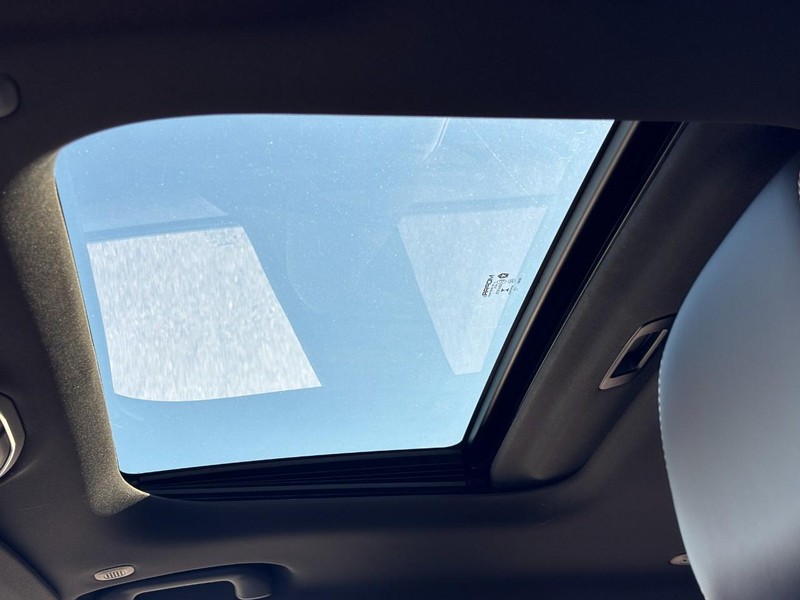 Jeep Grand Cherokee L Vehicle Full-screen Gallery Image 21