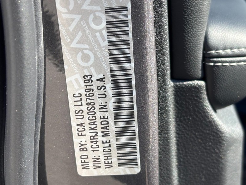 Jeep Grand Cherokee L Vehicle Full-screen Gallery Image 22