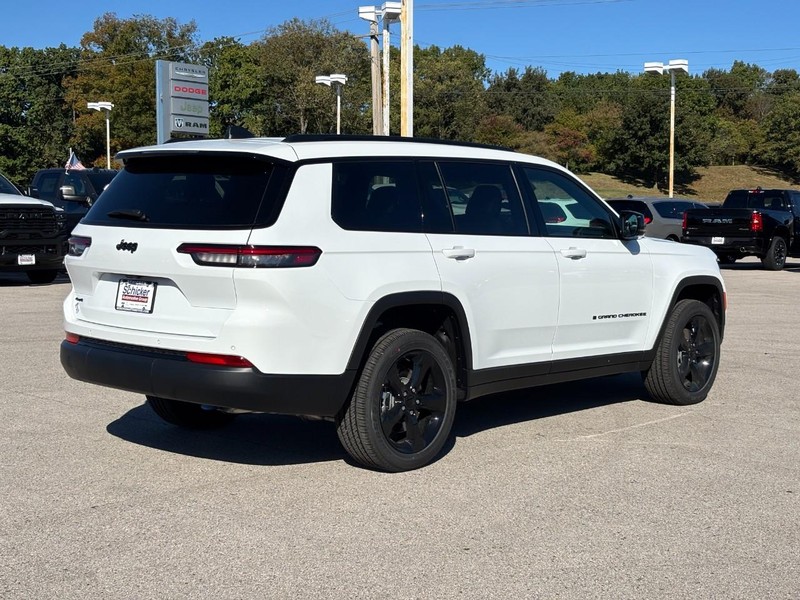 Jeep Grand Cherokee L Vehicle Full-screen Gallery Image 03