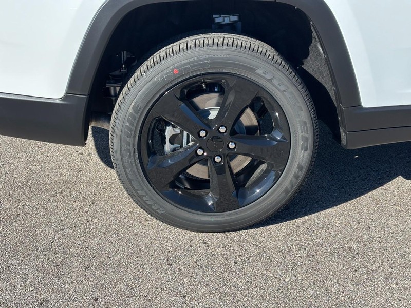 Jeep Grand Cherokee L Vehicle Full-screen Gallery Image 04