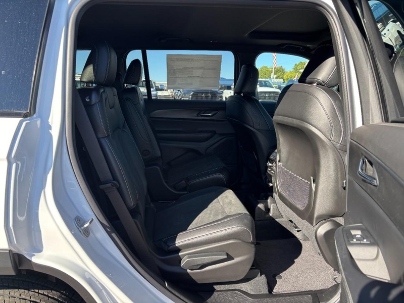 Jeep Grand Cherokee L Vehicle Full-screen Gallery Image 05