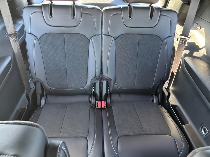 Jeep Grand Cherokee L Vehicle Full-screen Gallery Image 06