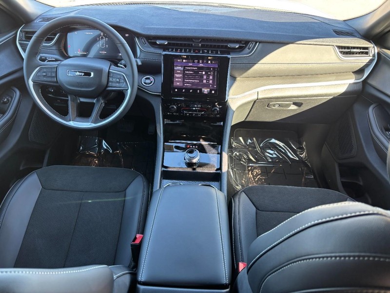 Jeep Grand Cherokee L Vehicle Full-screen Gallery Image 07