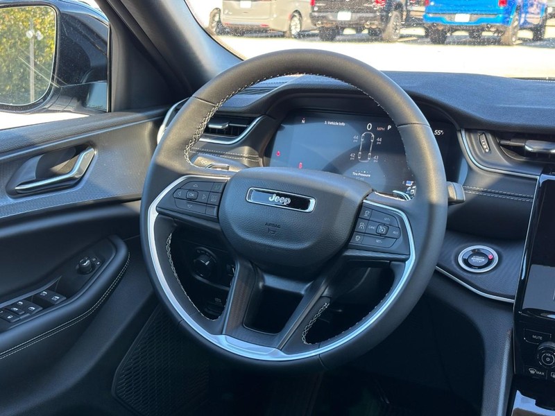 Jeep Grand Cherokee L Vehicle Full-screen Gallery Image 08