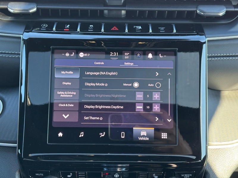 Jeep Grand Cherokee L Vehicle Full-screen Gallery Image 09