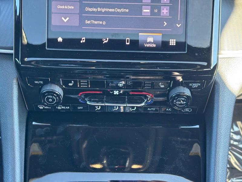 Jeep Grand Cherokee L Vehicle Full-screen Gallery Image 10