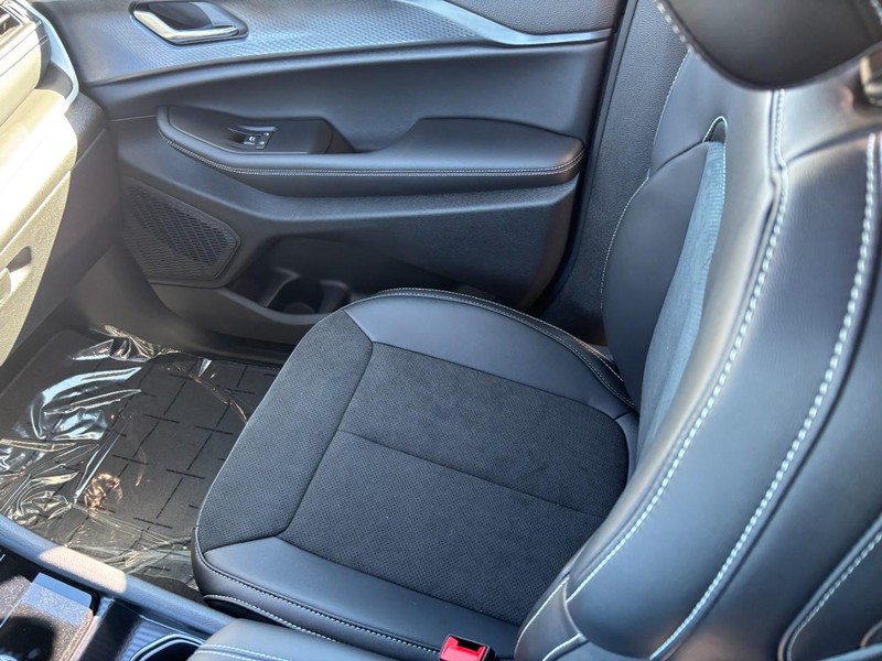 Jeep Grand Cherokee L Vehicle Full-screen Gallery Image 11