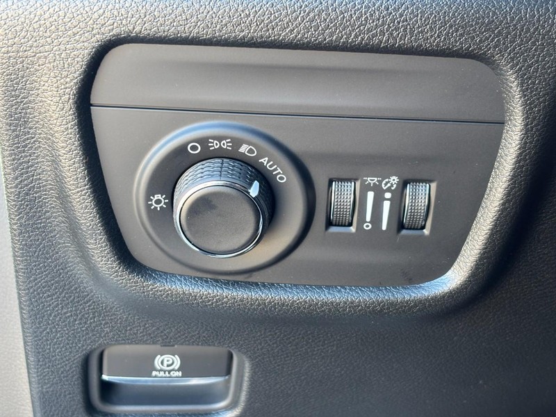 Jeep Grand Cherokee L Vehicle Full-screen Gallery Image 12