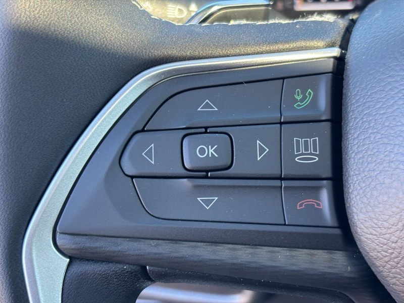 Jeep Grand Cherokee L Vehicle Full-screen Gallery Image 13