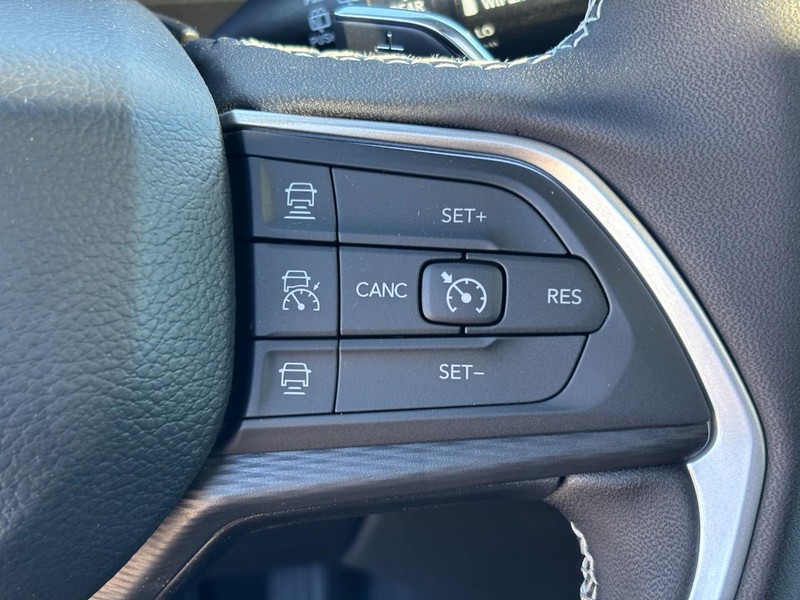 Jeep Grand Cherokee L Vehicle Full-screen Gallery Image 14