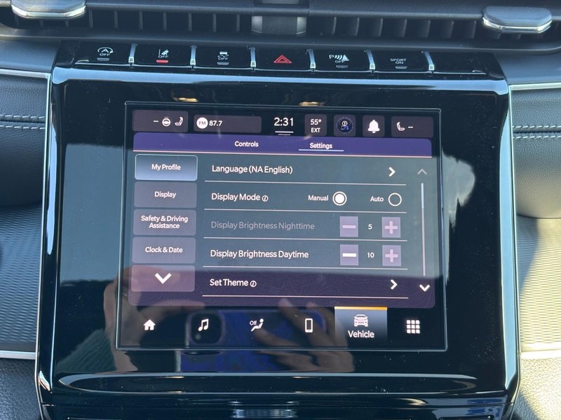 Jeep Grand Cherokee L Vehicle Full-screen Gallery Image 16