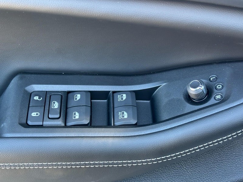 Jeep Grand Cherokee L Vehicle Full-screen Gallery Image 19