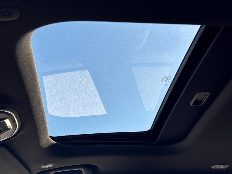 Jeep Grand Cherokee L Vehicle Full-screen Gallery Image 21