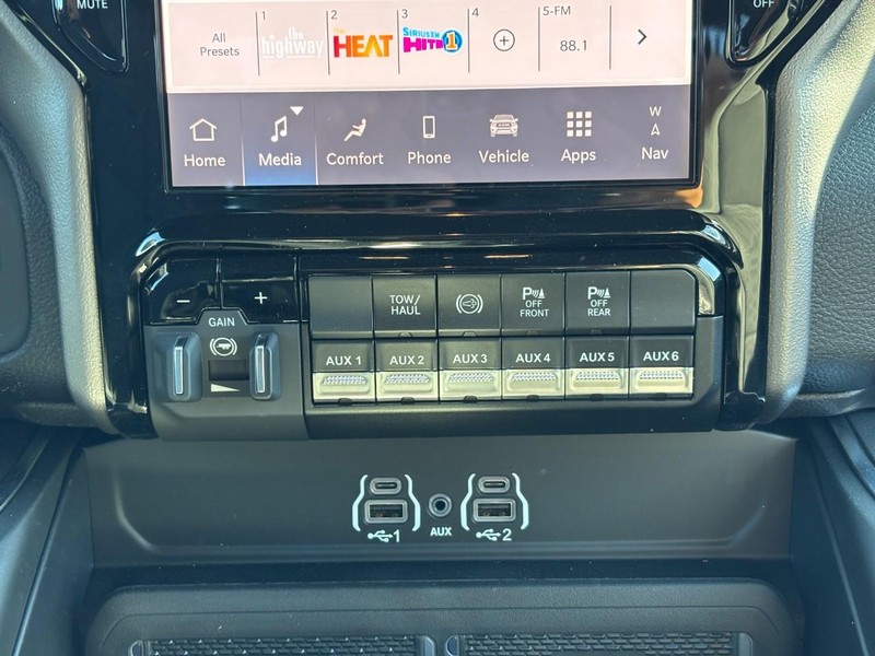 Ram 3500 Vehicle Full-screen Gallery Image 09