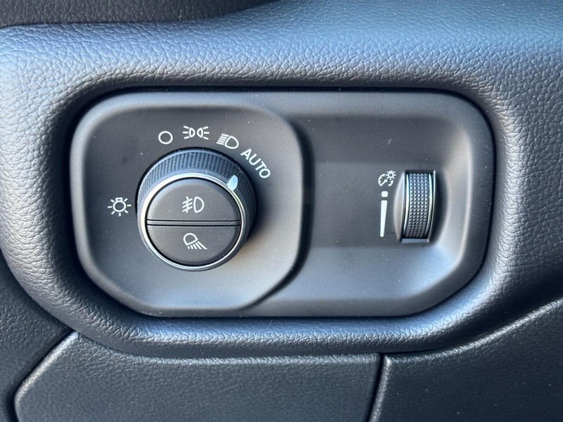 Ram 3500 Vehicle Full-screen Gallery Image 11