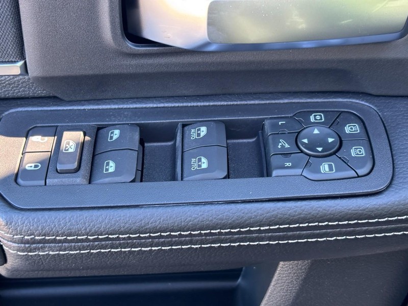 Ram 3500 Vehicle Full-screen Gallery Image 20