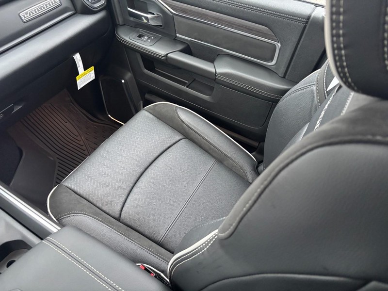 Ram 2500 Vehicle Full-screen Gallery Image 10