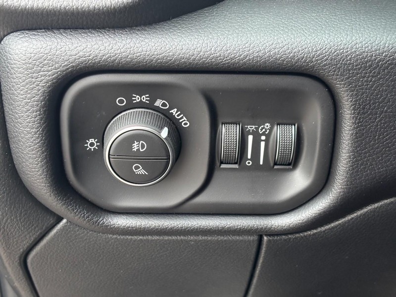 Ram 2500 Vehicle Full-screen Gallery Image 11