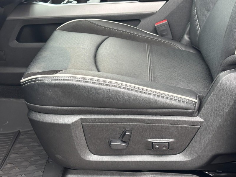 Ram 2500 Vehicle Full-screen Gallery Image 21