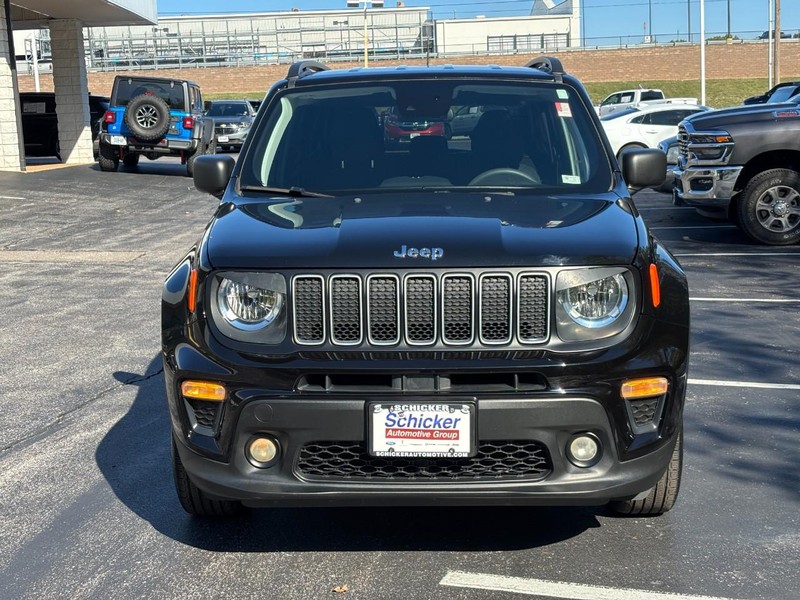 Jeep Renegade Vehicle Full-screen Gallery Image 09