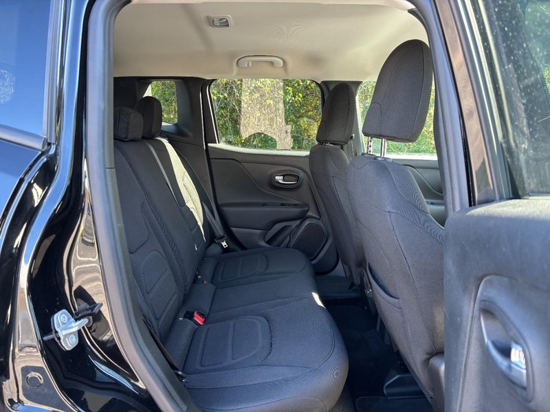 Jeep Renegade Vehicle Full-screen Gallery Image 10