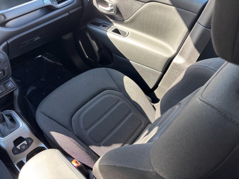 Jeep Renegade Vehicle Full-screen Gallery Image 15