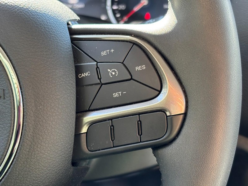 Jeep Renegade Vehicle Full-screen Gallery Image 18