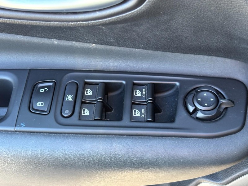 Jeep Renegade Vehicle Full-screen Gallery Image 24