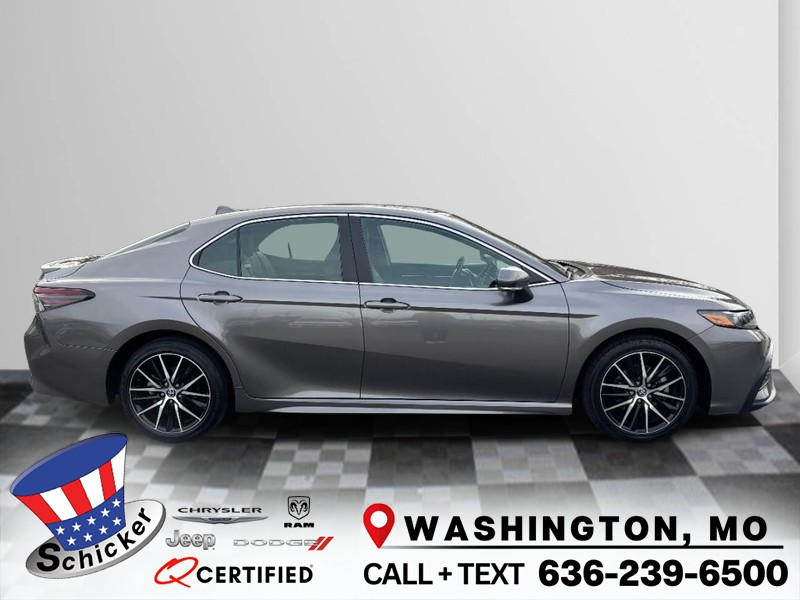 2023 Toyota Camry SE's photo