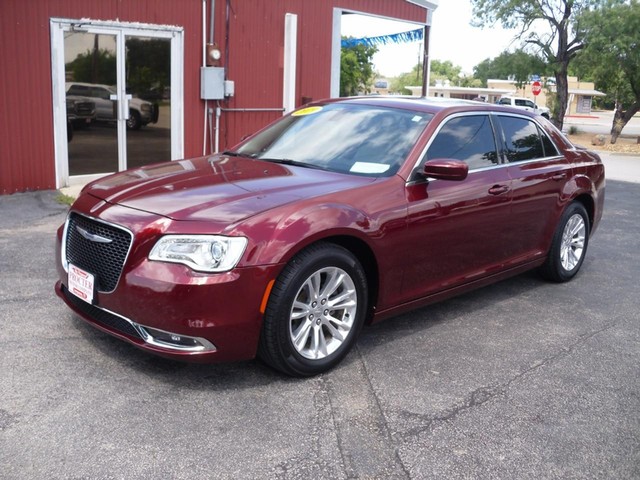 2019 Chrysler 300 Touring's photo