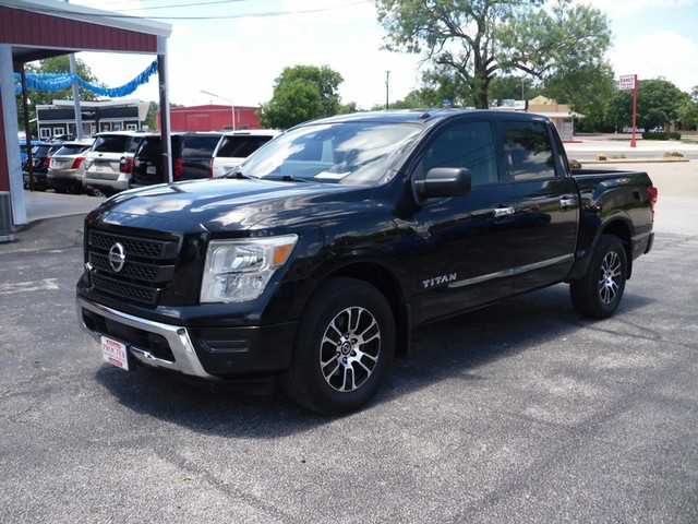 2021 Nissan Titan SV's photo