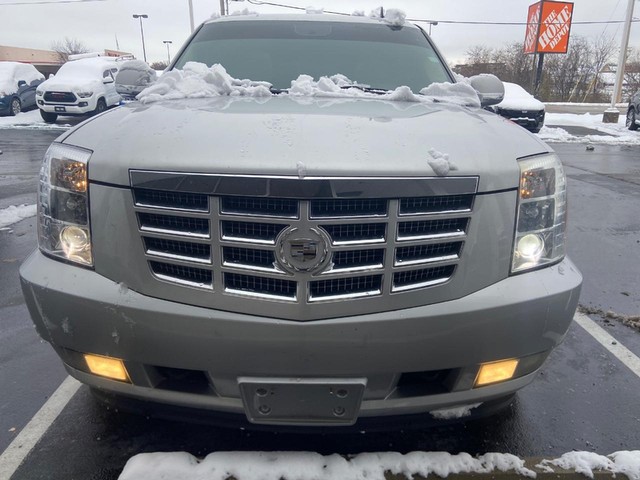 2011 Cadillac Escalade Luxury's photo