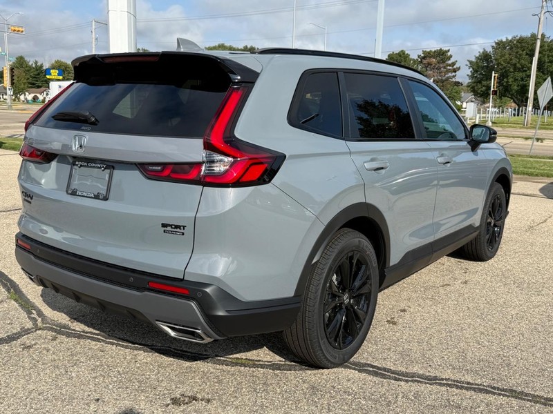 Honda CR-V Hybrid Vehicle Image 3