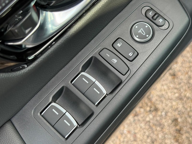 Honda CR-V Hybrid Vehicle Image 16