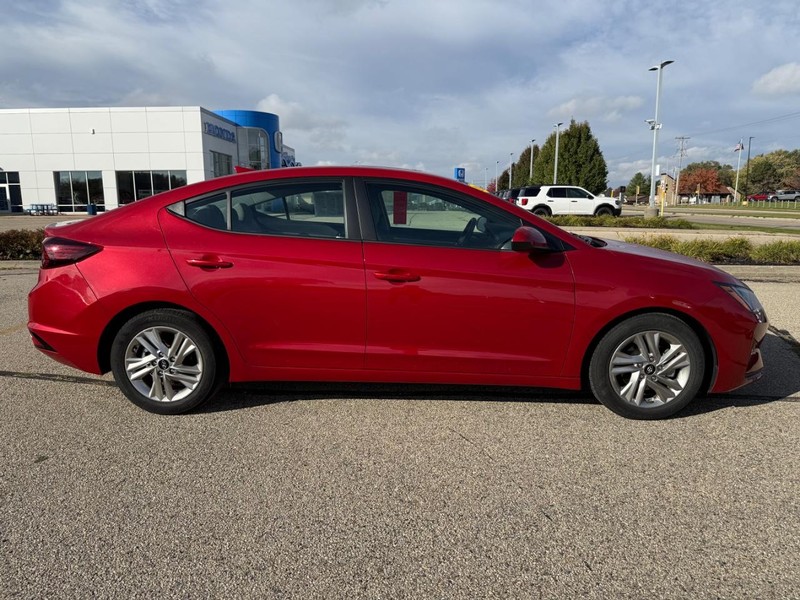 Hyundai Elantra Vehicle Image 2