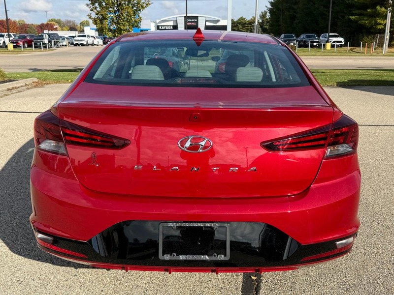 Hyundai Elantra Vehicle Image 4