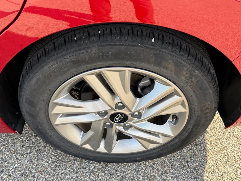 Hyundai Elantra Vehicle Image 6