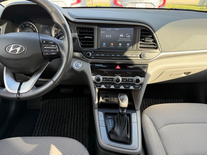 Hyundai Elantra Vehicle Image 10